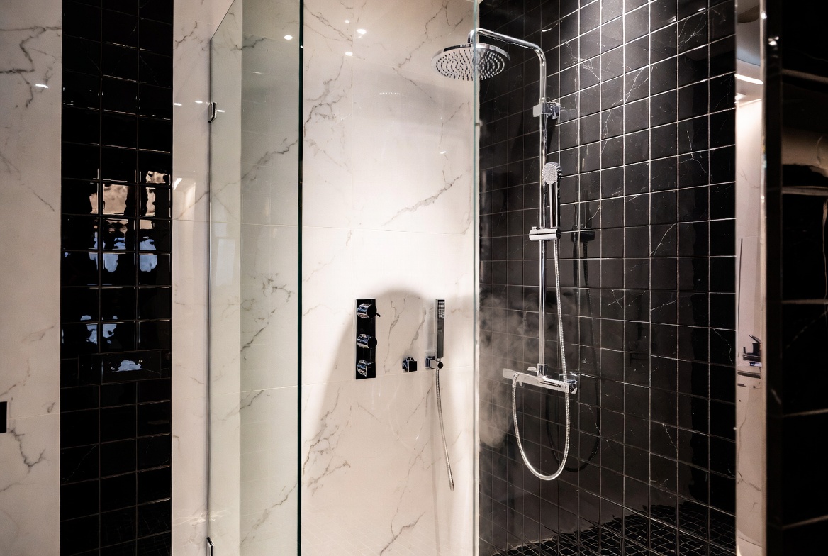 Cabine de douche en plexiglas pour salle de bains de luxe