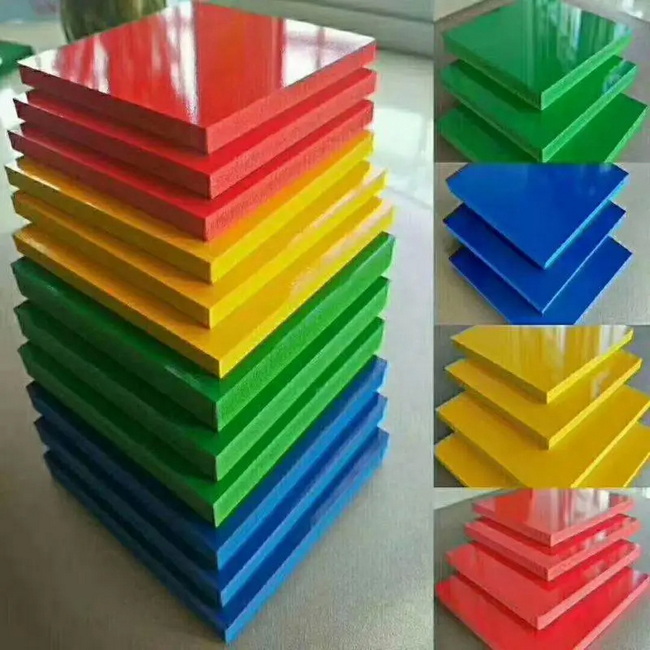 Fabricants de panneaux de mousse WPC color&eacute;s